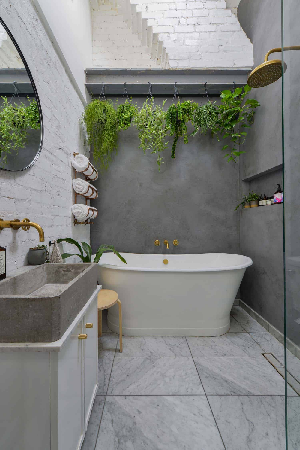 на фото зображено варіант інтер'єру ванної кімнати з укладанням керамічної плитки тільки на підлозі