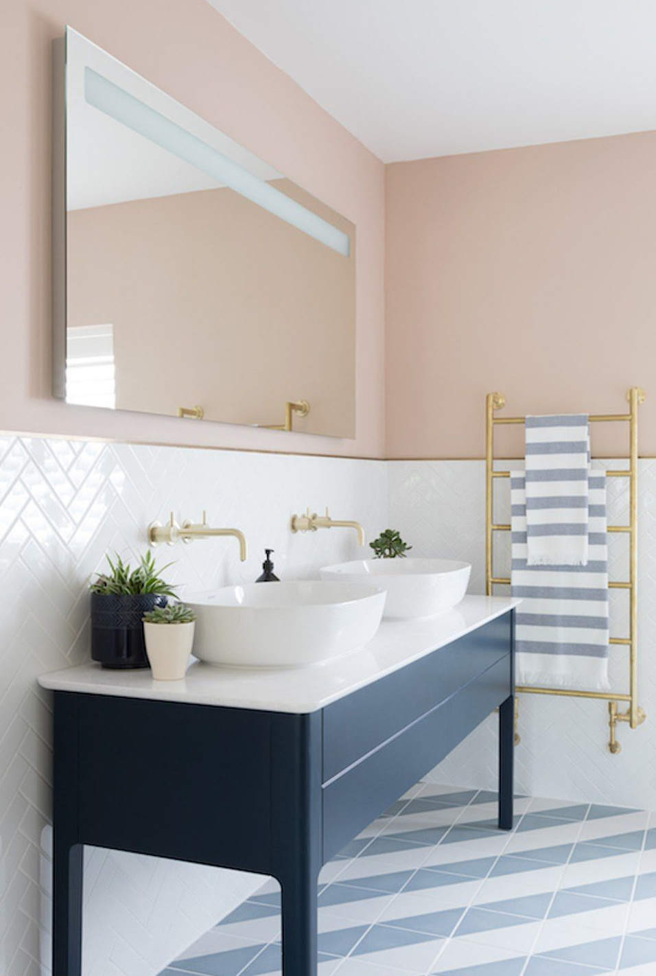 на фото зображено варіант інтер'єру ванної кімнати з укладанням керамічної плитки на половину стіни