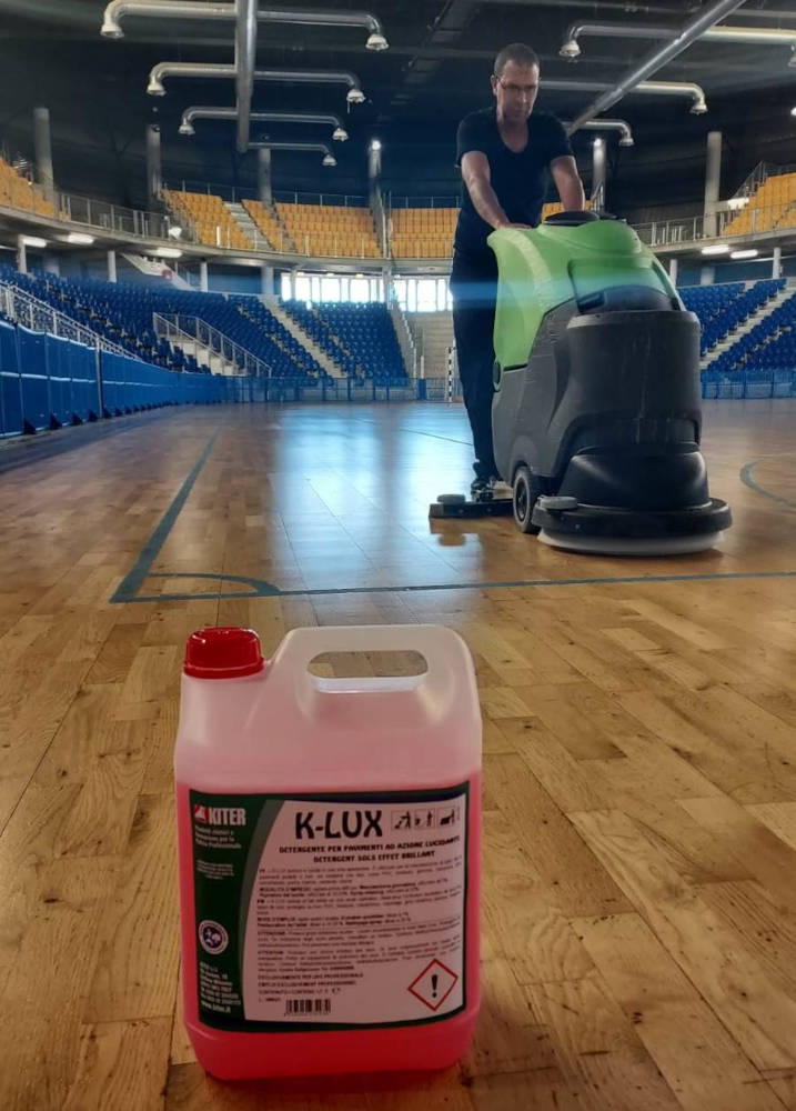 на фото химия для клининга Kiter используется для мытья пола на игровой площадке спортивного комплекса