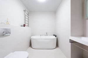 Плитка для ванної кімнати в стилі мінімалізм