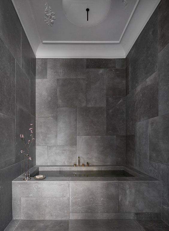 на фото зображено інтер'єр ванної кімнати з плиткою стилю мінімалізм з матовою поверхнею