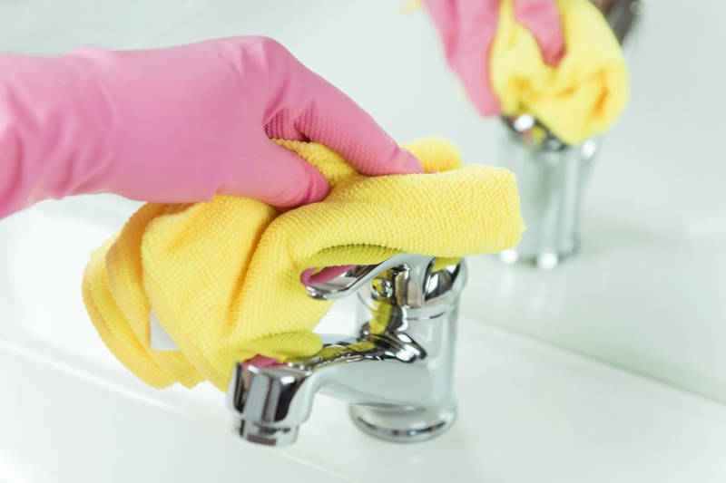 чистка сантехники ванной комнаты с помощью профессиональной химии от компании kiter, фото