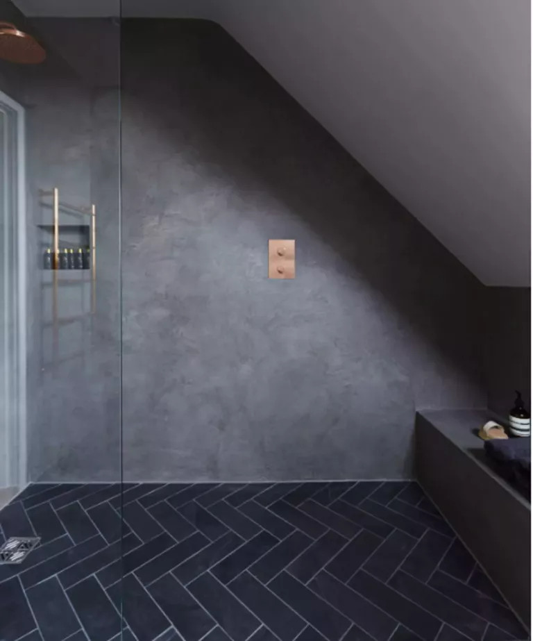 зображено дизайн невеликої ванної кімнати нетипового планування з використанням керамограніту