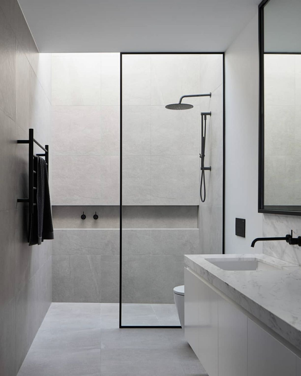 на фото зображено варіант інтер'єру ванної кімнати з облицюванням плиткою стін в області душової кабіни