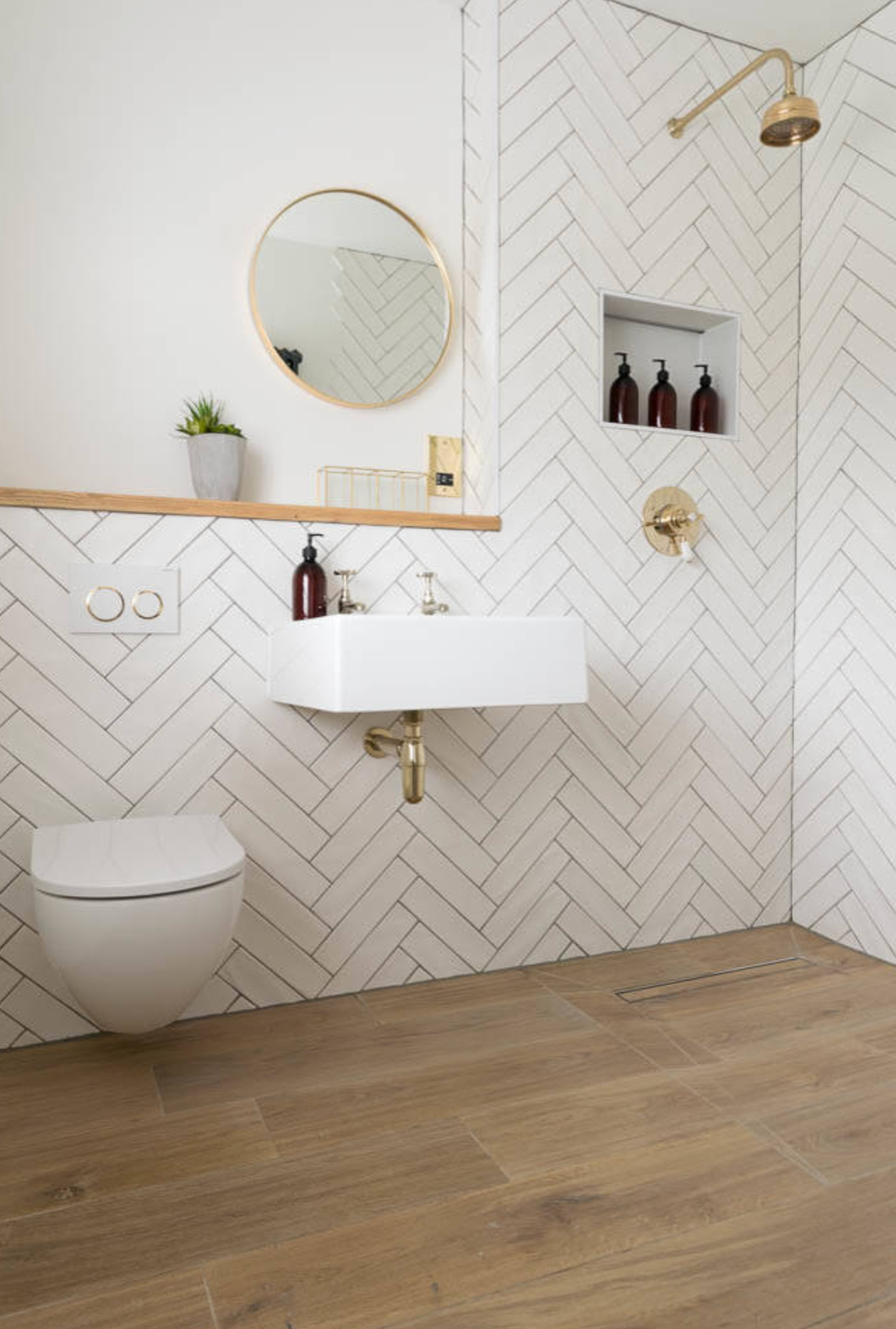 на фото зображено варіант інтер'єру ванної кімнати з частковим облицюванням керамічною плиткою стін