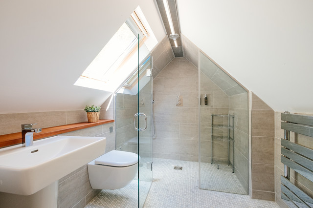 на фото зображений варіант інтер'єру ванної кімнати на горищі з використанням плитки