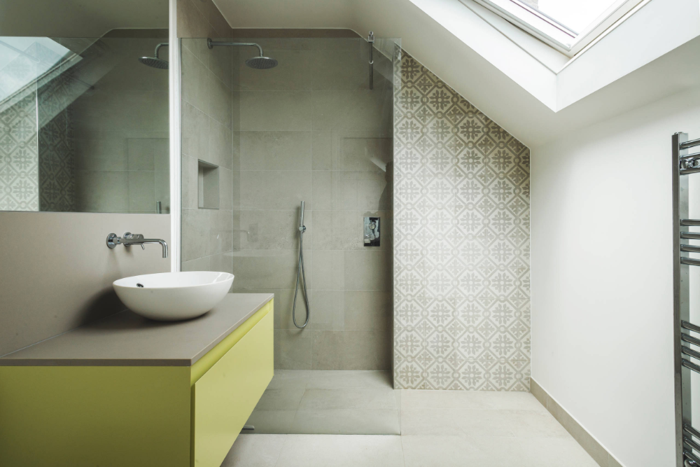 на фото зображено варіант інтер'єру ванної кімнати на горищі з використанням керамічної плитки